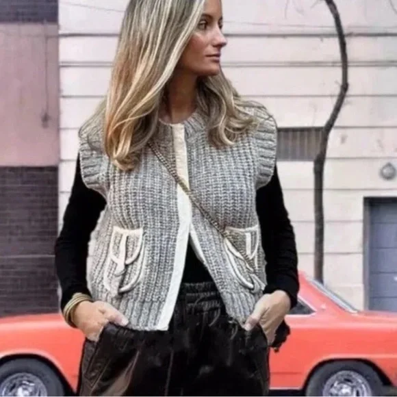 Zara Chunky Knit Round Neck Utility Pocket
Beige Marl Gray Sweater Vest Size S - Picture 9 of 15